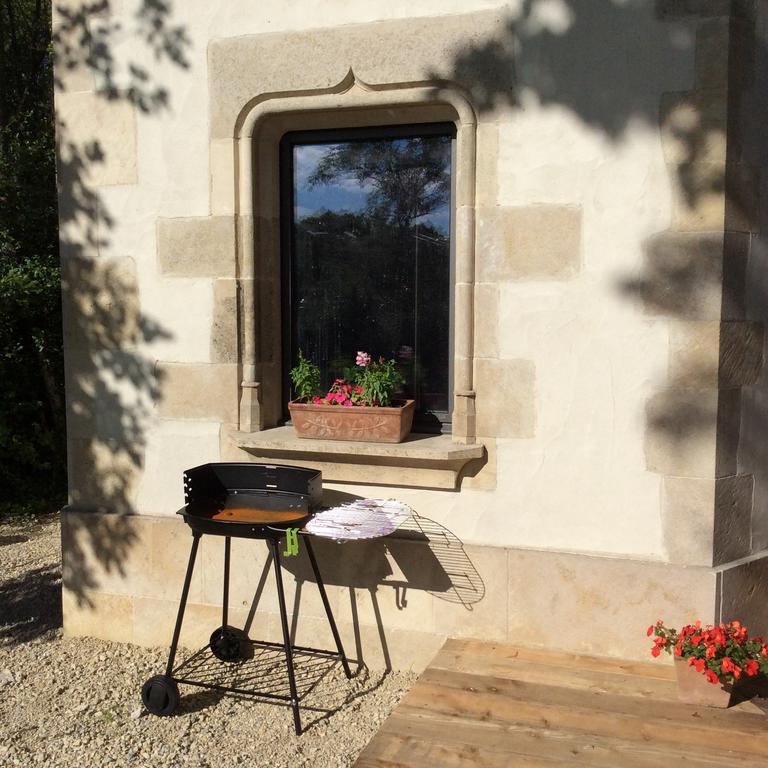 Hexagonal Tower For 2 With Shared Pool Βίλα Semur-en-Auxois Εξωτερικό φωτογραφία